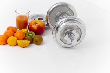 Fitness Ekipmanları ve sağlıklı gıda, elma, nektarin, kivi, lem