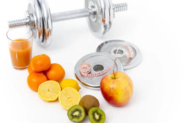 Fitnessapparatuur en gezonde voeding, apple, nectarines, kiwi, lem — Stockfoto