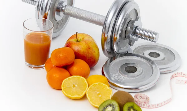 Fitnessapparatuur en gezonde voeding, apple, nectarines, kiwi, lem — Stockfoto