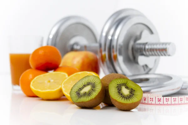 Fitnessapparatuur en gezonde voeding, apple, nectarines, kiwi, lem — Stockfoto