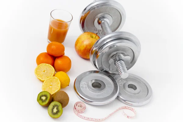 Fitnessgeräte und gesunde Ernährung, Apfel, Nektarinen, Kiwi, Limo — Stockfoto