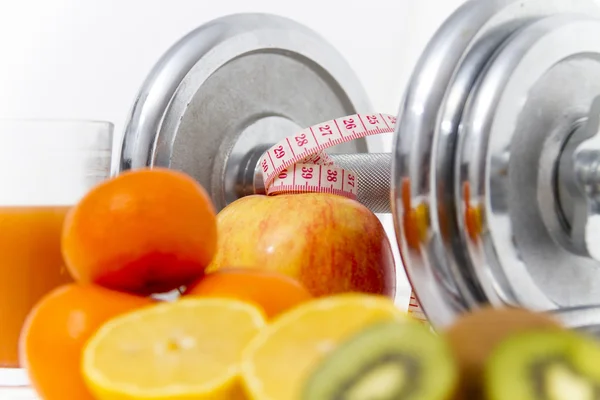 Fitnessgeräte und gesunde Ernährung, Apfel, Nektarinen, Kiwi, Limo — Stockfoto