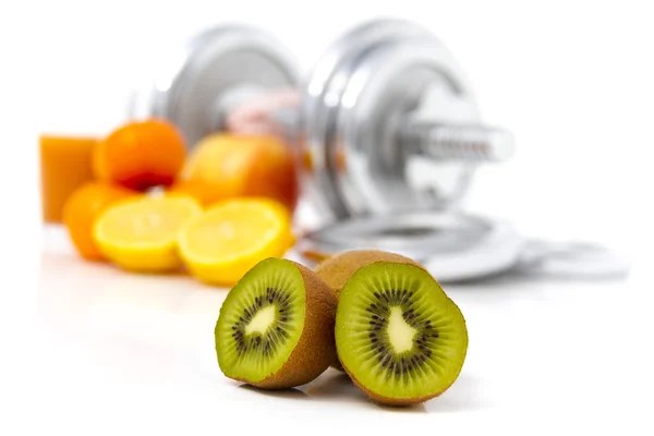 Fitnessgeräte und gesunde Ernährung, Apfel, Nektarinen, Kiwi, Limo — Stockfoto