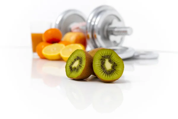 Träningsutrustning och hälsosam mat, apple, nektariner, kiwi, lem — Stockfoto