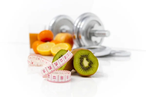 Fitnessgeräte und gesunde Ernährung, Apfel, Nektarinen, Kiwi, Limo — Stockfoto