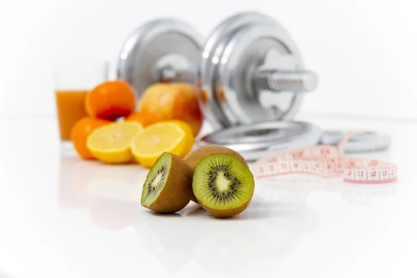 Sprzęt fitness i zdrowe jedzenie, jabłko, nektarynki, kiwi, lem — Zdjęcie stockowe