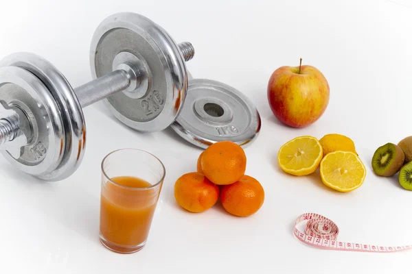 Fitnessapparatuur en gezonde voeding, apple, nectarines, kiwi, lem — Stockfoto