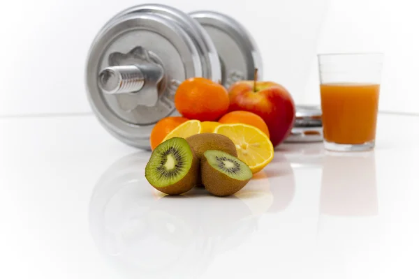 Fitness equipamentos e alimentos saudáveis, maçã, nectarinas, kiwi, lem — Fotografia de Stock