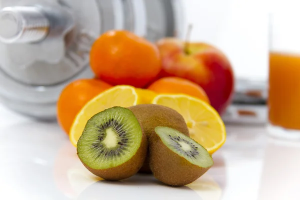 Fitnessgeräte und gesunde Ernährung, Apfel, Nektarinen, Kiwi, Limo — Stockfoto