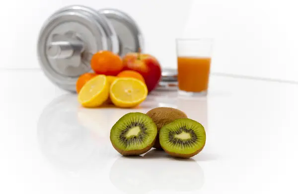 Fitnessgeräte und gesunde Ernährung, Apfel, Nektarinen, Kiwi, Limo — Stockfoto