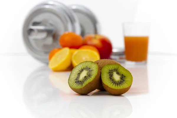 Fitnessgeräte und gesunde Ernährung, Apfel, Nektarinen, Kiwi, Limo — Stockfoto