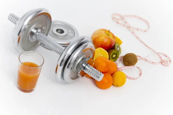 Fitnessapparatuur en gezonde voeding, apple, nectarines, kiwi, lem — Stockfoto