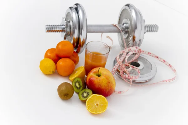 Sprzęt fitness i zdrowe jedzenie, jabłko, nektarynki, kiwi, lem — Zdjęcie stockowe