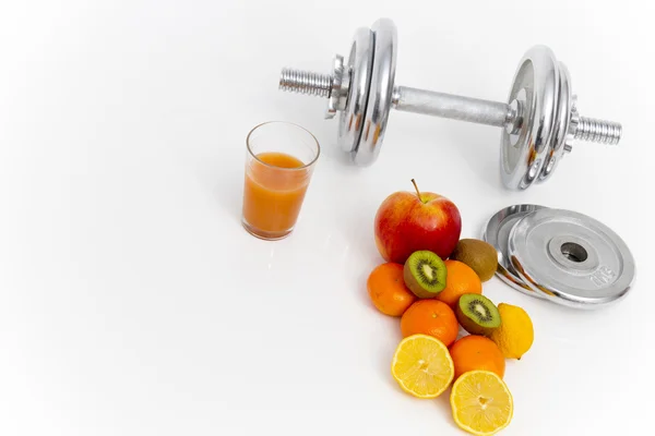 Fitness equipamentos e alimentos saudáveis, maçã, nectarinas, kiwi, lem — Fotografia de Stock