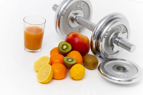 Fitnessgeräte und gesunde Ernährung, Apfel, Nektarinen, Kiwi, Limo — Stockfoto