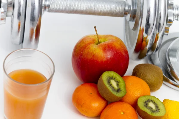 Fitnessgeräte und gesunde Ernährung, Apfel, Nektarinen, Kiwi, Limo — Stockfoto