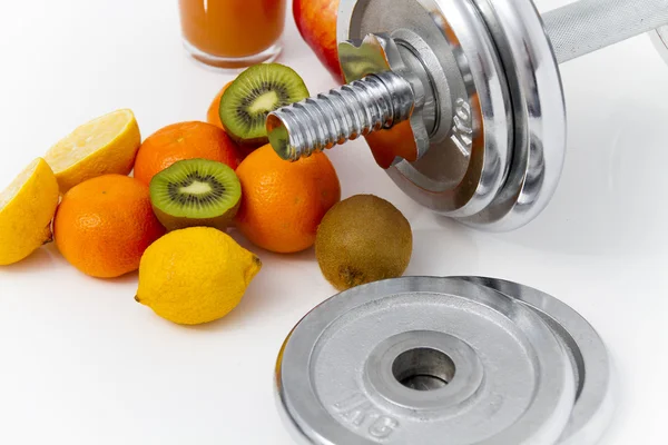 Fitnessapparatuur en gezonde voeding, apple, nectarines, kiwi, lem — Stockfoto