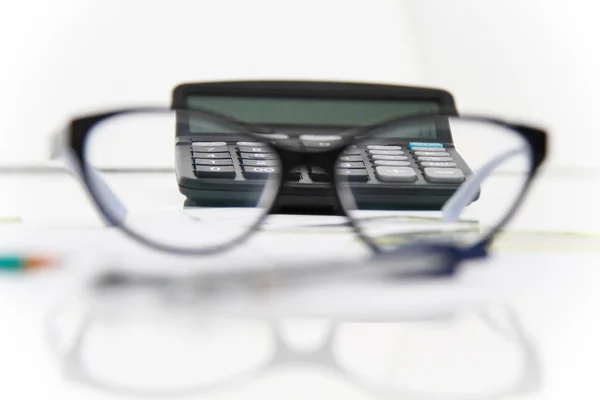 Foto des geschäftlichen Architekturprojekts, Paar Zirkel, Brille, Lineal und Taschenrechner - Geschäftskonzept — Stockbild Business-Architektur-Projekt, Paar Kompasse, Brille, Lineal — Stockfoto