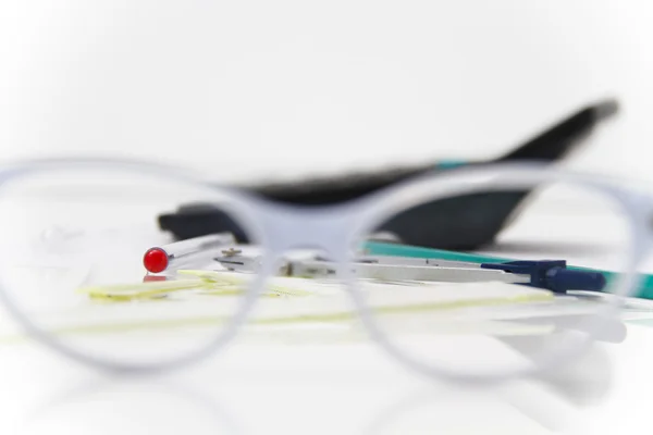 Proyecto de arquitectura empresarial, par de brújulas, gafas, regla —  Fotos de Stock