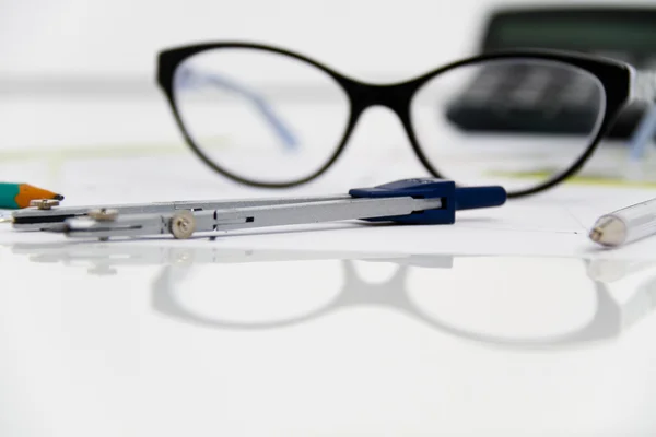 Proyecto de arquitectura empresarial, par de brújulas, gafas, regla — Foto de Stock