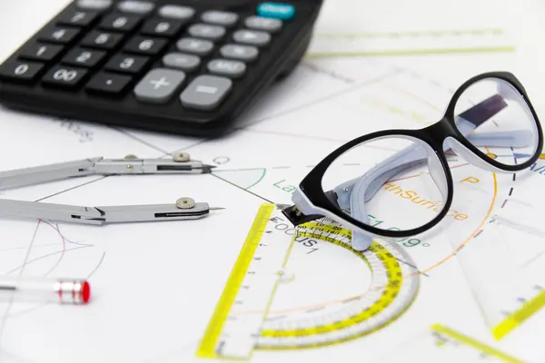 Proyecto de arquitectura empresarial, par de brújulas, gafas, regla — Foto de Stock