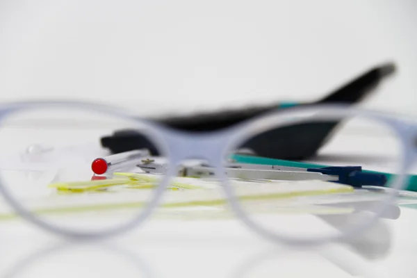 Proyecto de arquitectura empresarial, par de brújulas, gafas, regla — Foto de Stock