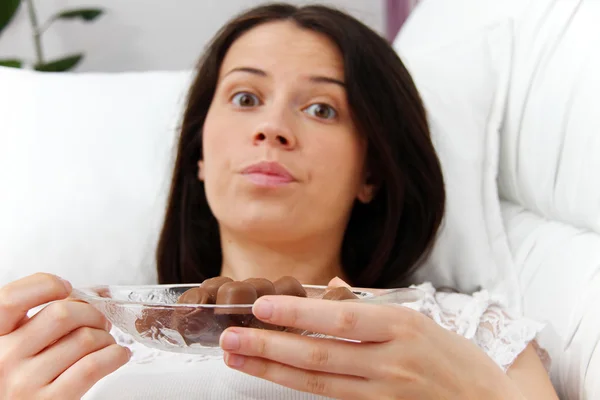 Schwangere isst Schokolade — Stockfoto