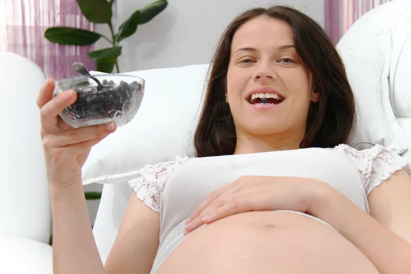 Mujer embarazada con arándanos — Foto de Stock