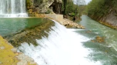 Şelale yakınındaki ormanda bulutlu bir günde şehir Jajce, Bosna ve Hersek Bosna şehirdeki