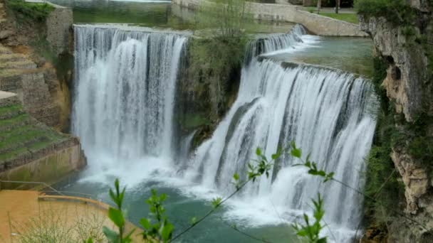 Waterval in de Bosnische stad in de buurt van het bos op een bewolkte dag in stad Jajce, Bosnië en Herzegovina — Stockvideo