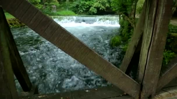 Waterval in de Bosnische stad in de buurt van het bos op een bewolkte dag in stad Jajce, Bosnië en Herzegovina — Stockvideo