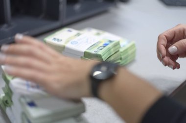 Modern bir banka ofisinde sayılan ve organize edilen banknotlar..