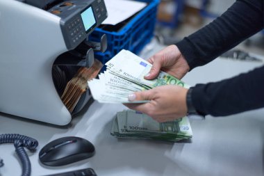 Modern bir banka ofisinde sayılan ve organize edilen banknotlar..