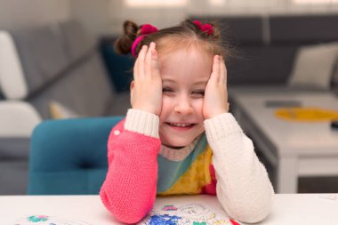 Etkileyici duygular, yaratıcılık, oyun ve çocukluk hayaliyle öğrenme.