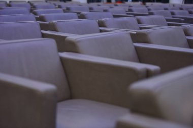 Boş oditoryum oturumu, kurumsal bir etkinlik, seminer, sunum veya iş toplantısı ayarlanmasını öneriyor.