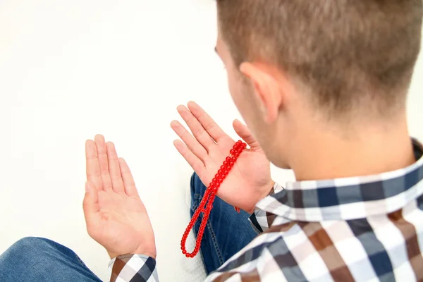 Ung muslimsk Man ber — Stockfoto