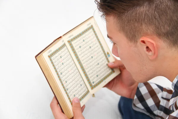 Młody człowiek Muzułmanin modli się — Zdjęcie stockowe