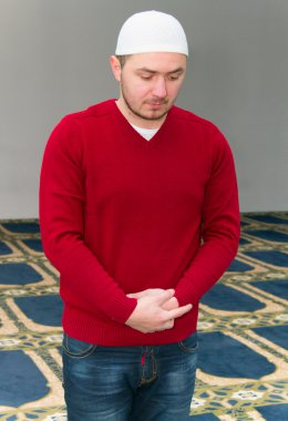 Müslüman adam camide namaz kılıyor.