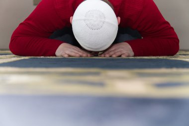 Müslüman adam camide namaz kılıyor.