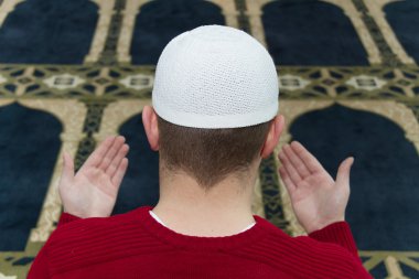 Müslüman adam camide namaz kılıyor.