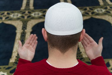 Müslüman adam camide namaz kılıyor.