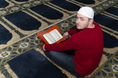 Müslüman adam camide namaz kılıyor.