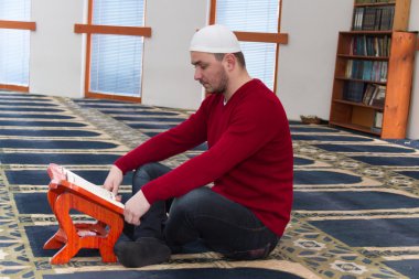 Müslüman adam camide namaz kılıyor.