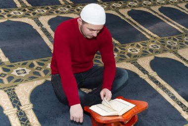 Müslüman adam camide namaz kılıyor.