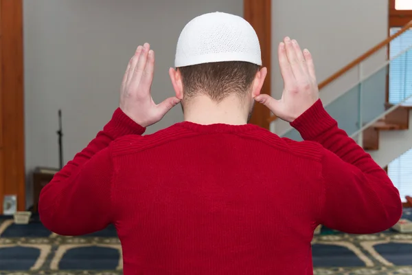 Μουσουλμάνος προσεύχεται στο τζαμί. — Φωτογραφία Αρχείου