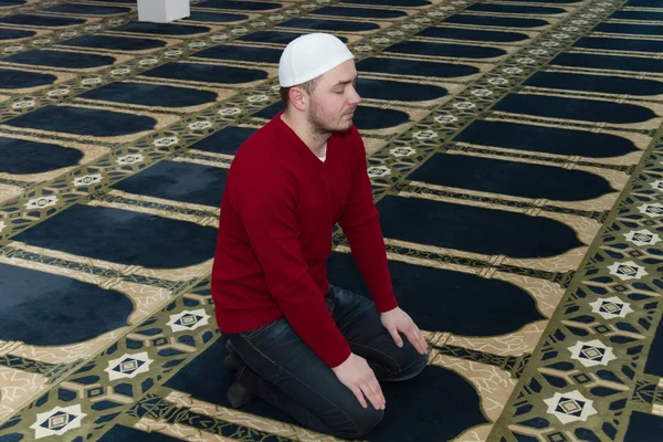 Müslüman adam camide namaz kılıyor. — Stok fotoğraf