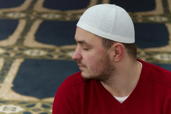 L'uomo musulmano sta pregando nella moschea — Foto Stock