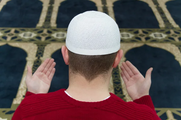 이슬람교도 가 사원에서 기도하고 있다 — 스톡 사진