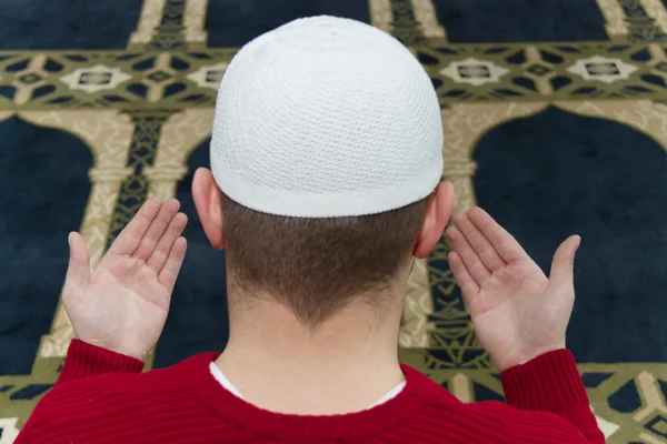 Muçulmano está orando na mesquita — Fotografia de Stock