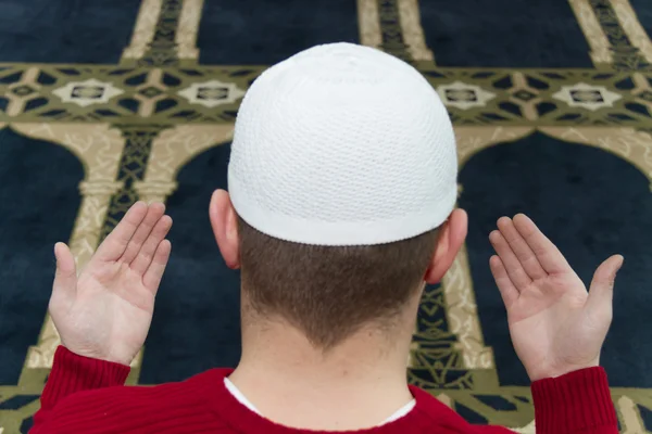 El hombre musulmán reza en la mezquita — Foto de Stock